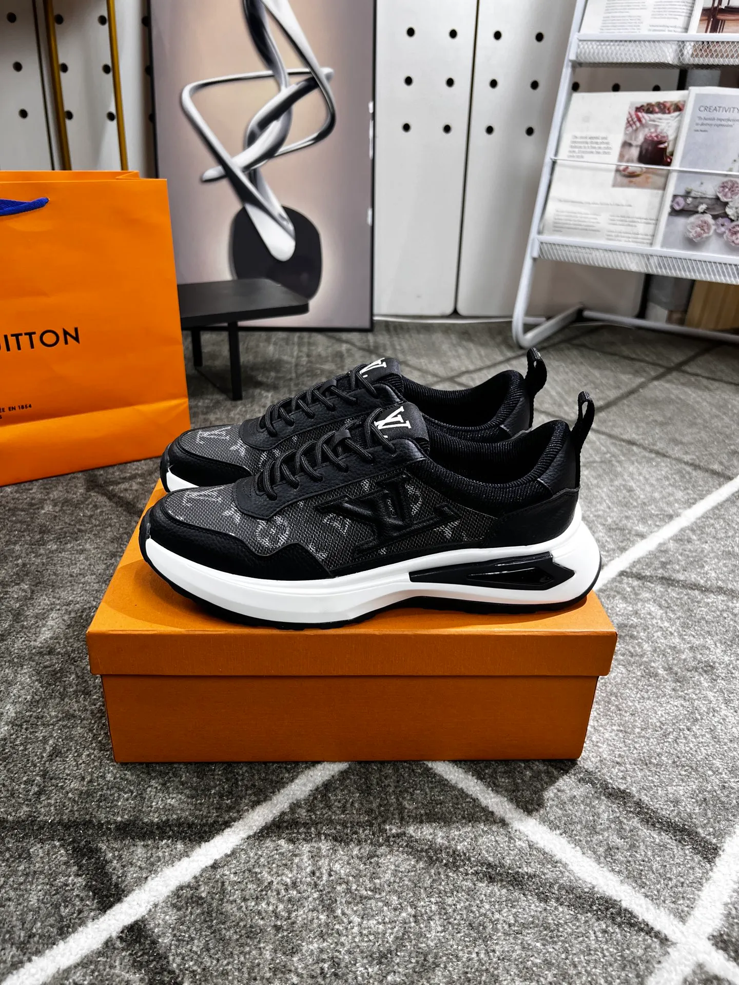 Factory price: 438 💰 LV new casual men's shoes 👉 👉 Fashionable and versatile, 💞 simple and elegant style, 🔊 made of imported cowhide, ☑️ breathable mesh lining, sheepskin feet, original wear-resistant rubber outsole, exclusive new style, actual shot, three colors available, code number: 38-44, (45 can be customized)